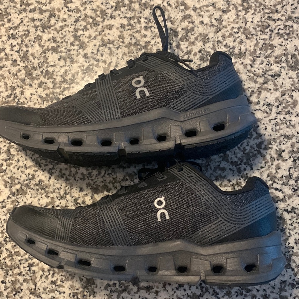 OnCloud Slip Resistant Sneakers